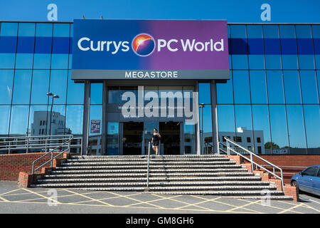 L'extérieur de la Currys PC World Megastore sur la Great West Road, Londres, Angleterre, Royaume-Uni Banque D'Images