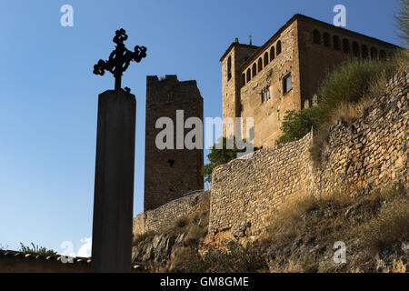 Château-collégiale de la ville d'Alquézar. Banque D'Images