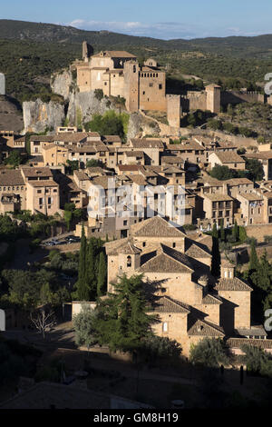Coucher du soleil sur la ville d'Alquézar avec l'ensemble de château-collégiale Banque D'Images