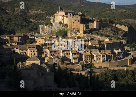 Coucher du soleil sur la ville d'Alquézar avec l'ensemble de château-collégiale Banque D'Images