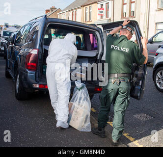 Agents PSNI supprimer des éléments suite à la recherche de propriétés sur l'ancienne route de Glenarm Larne, Co Antrim. Une Marine Royale est remise en question par des détectives enquête sur le terrorisme lié à l'Irlande du Nord, c'est connecté à deux grands bras républicain dissident trouve. Banque D'Images