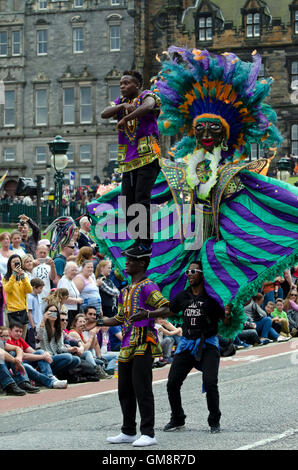 Les noires sont des acrobates et un homme portant un costume 'character' participant à la Cavalcade, une partie de l'Edinburgh Festival de Jazz. Banque D'Images