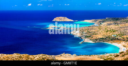 Vue imprenable sur la baie avec la plage de Lefkos turquoise, l'île de Karpathos, Grèce Banque D'Images