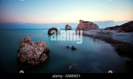 Petra tou Romiou (Aphrodite's beach) par crépuscule, Chypre Banque D'Images