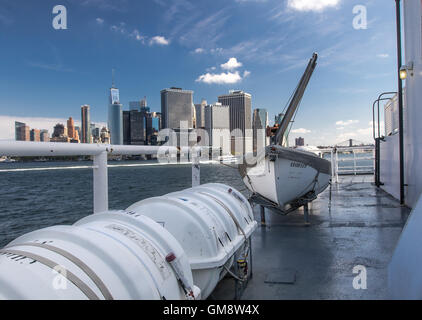 Le pont du Governor's Island Ferry avec la toile de fond des édifices du quartier financier de Manhattan. Banque D'Images