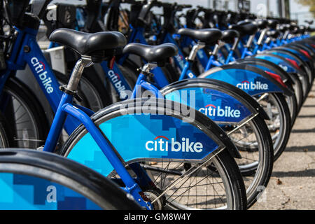 Une rangée de vélos Citi amarré dans leurs stations. Banque D'Images