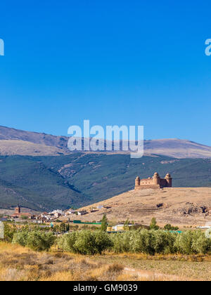 Château de La Calahorra, un imposant château perché, est situé dans la région de La Calahorra, dans la province de Grenade, Andalousie, espagne. Banque D'Images