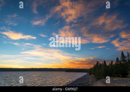 Coucher de soleil coloré spectaculaire vu de la rive du lac Yellowstone dans le Parc National de Yellowstone Banque D'Images