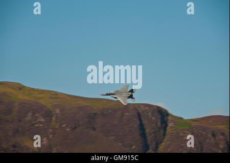 RAF jet avion survolant buttermere & crummock water, Lake District en Cumbrie Banque D'Images