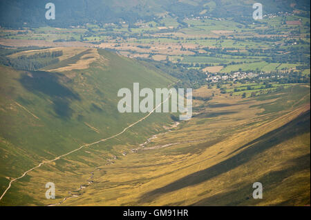 Vue depuis la colline de rocher, Buttermere, Cumbria vers la mine Crag & Braithwate, Keswick Banque D'Images