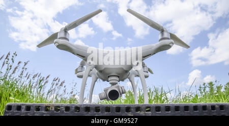 Quadrocopters sur une boîte en plastique dans l'herbe. Quadrocopter Préparation à voler. Banque D'Images