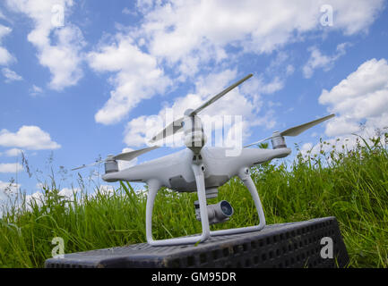 Quadrocopters sur une boîte en plastique dans l'herbe. Quadrocopter Préparation à voler. Banque D'Images