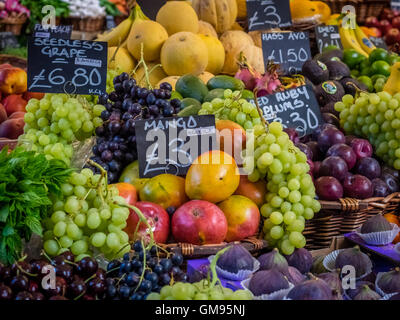 Divers fruits frais sur l'affichage sur un étal à Borough Market à Londres, Royaume-Uni Banque D'Images