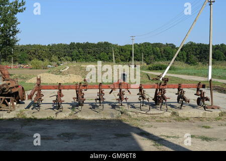 L'attelage de remorque pour tracteurs et moissonneuses-batteuses. Remorques pour machines agricoles. Banque D'Images