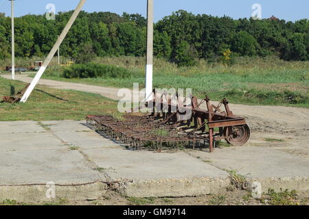L'attelage de remorque pour tracteurs et moissonneuses-batteuses. Remorques pour machines agricoles. Banque D'Images