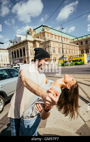 L'Autriche, Vienne, couple dansant la valse viennoise en face de l'opéra d'état Banque D'Images