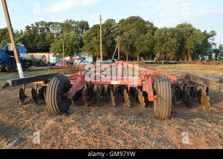 L'attelage de remorque pour tracteurs et moissonneuses-batteuses. Remorques pour machines agricoles. Banque D'Images