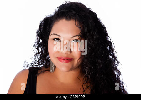 Beau visage heureux de taille plus complète avec de longs cheveux bouclés de latina, beauty maquillage maquillage concept. Banque D'Images