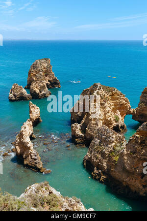 Côte de l'Atlantique. Ponta da Piedade (groupe de rock formations le long des côtes de la ville de Lagos, Algarve, Portugal). Toutes les personnes sur le bateau Banque D'Images