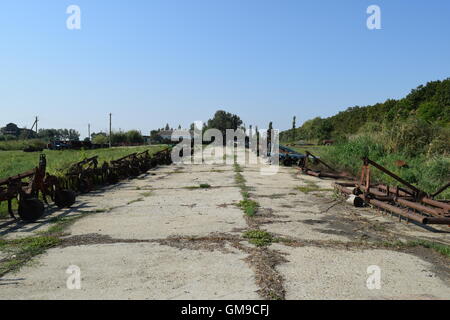 L'attelage de remorque pour tracteurs et moissonneuses-batteuses. Remorques pour machines agricoles. Banque D'Images
