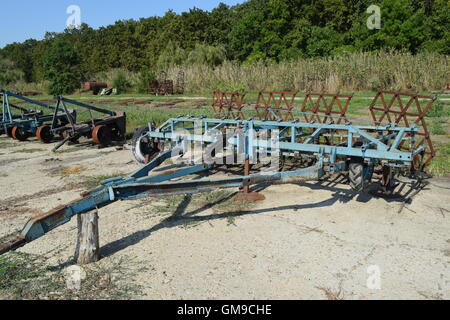 L'attelage de remorque pour tracteurs et moissonneuses-batteuses. Remorques pour machines agricoles. Banque D'Images