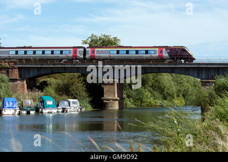 Arriva CrossCountry Voyager train traversant la rivière Avon à Eckington, Worcestershire, Angleterre, Royaume-Uni Banque D'Images