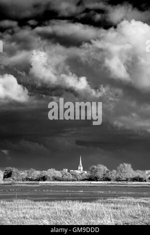 La cathédrale de Chichester et Fishbourne Creek en monochrome Banque D'Images