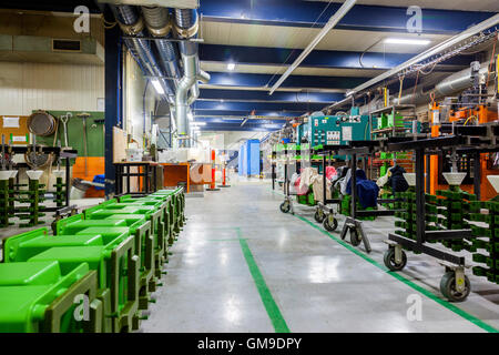 Les produits en attente de traitement supplémentaire dans une usine industrielle Banque D'Images