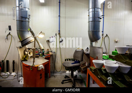 Les produits en attente de traitement supplémentaire dans une usine industrielle Banque D'Images