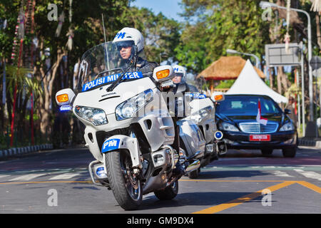 DENPASAR, BALI, INDONÉSIE - Juin 11, 2016 : Le Président de l'Indonésie Joko Widodo ( Jokowi ) défilé avec escorte de police moto Banque D'Images