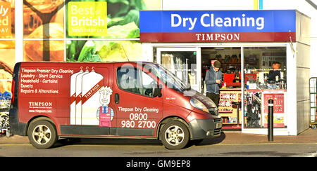 Timpson delivery van et chauffeur à un nettoyage à sec et de réparation à côté du kiosque collection entrée principale de supermarché Tesco Extra store London England UK Banque D'Images
