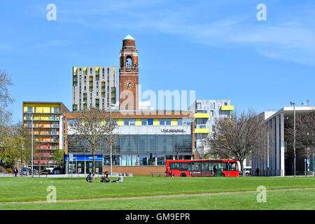 Partie de centre-ville de Barking skyline vu de l'espace ouvert à proximité avec tour de l'horloge et théâtre dans le London Borough of Barking and Dagenham England UK Banque D'Images