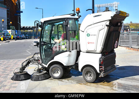 London Borough of Camden England UK conseil local le nettoyage des rues par mécanique compact road & pavement sweeper machine en utilisation et exploités par Veolia Banque D'Images