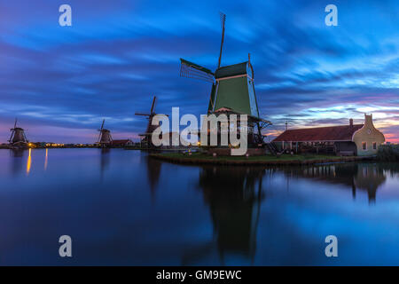 Heure bleue par les moulins à vent de Zaanse Schans Banque D'Images