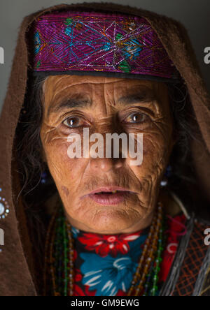 Femme afghane en vêtements traditionnels du Pamir, province de Badakhshan, Afghanistan, Wuzed Banque D'Images