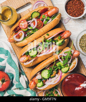 Des hot-dogs avec des légumes, du ketchup, de la moutarde et d'épices Banque D'Images