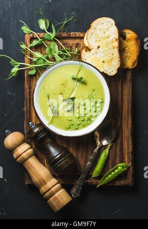 Soupe crème de pois fraîches maison servi avec le pain grillé Banque D'Images