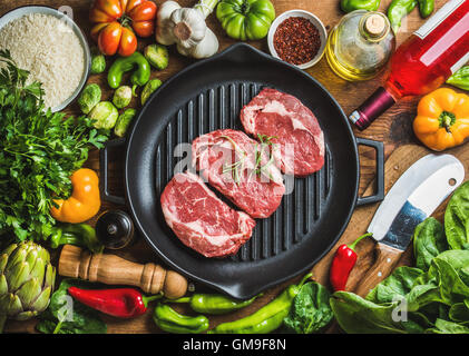 Steaks de boeuf cru à la poêle avec les légumes et le vin Banque D'Images