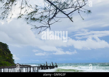 Plage vide avec l'ancienne jetée en bois sur un soir de grand vent, Koh Rong Saleom, Cambodge Banque D'Images