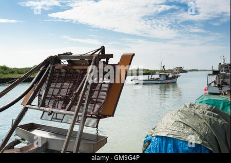 La souffleuse à neige drague pour la pêche des coquillages bivalves monté sur un bateau de pêche Banque D'Images