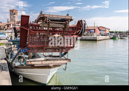 La souffleuse à neige drague pour la pêche des coquillages bivalves monté sur un bateau de pêche Banque D'Images