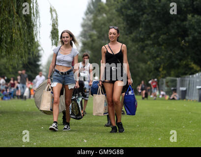 Les festivaliers arrivent pour le Reading Festival à Richfield Avenue, Reading, Berkshire. Banque D'Images