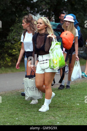 Les festivaliers arrivent pour le Reading Festival à Richfield Avenue, Reading, Berkshire. Banque D'Images