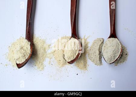 Trois types de farine dans des cuillères en bois Banque D'Images