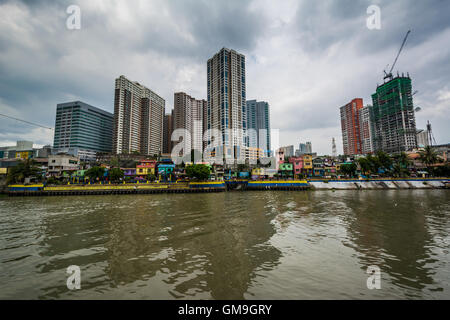 Bâtiments en Mandaluyong et la rivière Pasig vu de Makati, Metro Manila, Philippines.
