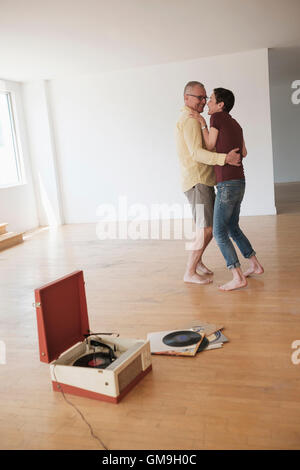 Couple dancing in new apartment Banque D'Images