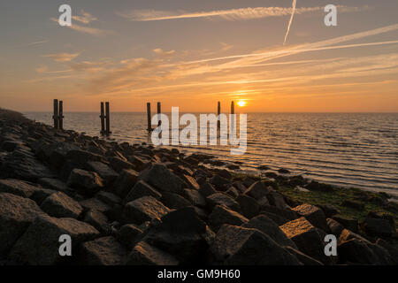 Lever du soleil au-dessus de la mer des Wadden vu de la digue de Terschelling Banque D'Images