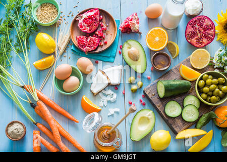 Vue de dessus de table avec différents légumes et fruits Banque D'Images