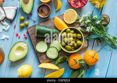 Vue de dessus de table avec différents légumes et fruits Banque D'Images