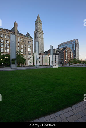 Massachusetts, Boston, Rose Kennedy Greenway et Custom House tour de l'horloge au crépuscule Banque D'Images